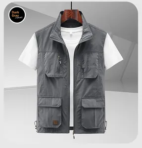 Détails d'un gilet de plein air gris foncé avec poches fonctionnelles et fermeture éclair