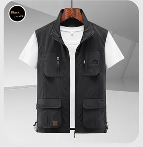 Détail du gilet utilitaire noir avec poches multiples et logo de montagne brodé