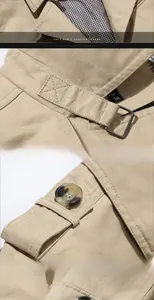 Détail de la veste en coton kaki montrant les épaulettes et la doublure à carreaux