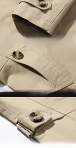 Détails d'une veste en coton kaki montrant les poignets surpiqués et boutons écaillés