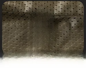 Détail du tissu en maille respirant et de l'étiquette d'entretien du gilet de pêche