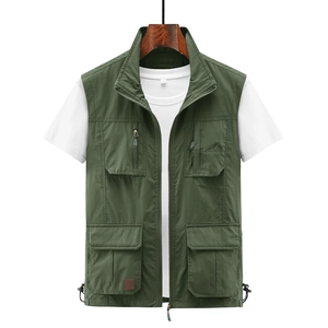 Gilet de plein air vert armée à poches multiples et broderie sur fond blanc