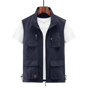 Gilet de plein air bleu foncé pour hommes avec poches multiples et logo brodé de face