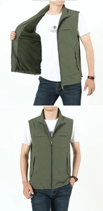 Détail du gilet extérieur vert armée montrant la doublure en maille et les poches zippées