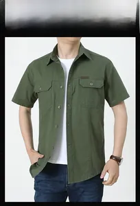 Dettaglio camicia cargo verde militare a maniche corte con doppie tasche con patta e bottoni