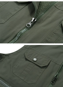 Détail du gilet utilitaire vert armée avec tissu durable, zip en métal et doublure filet