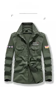 Dettaglio camicia militare verde esercito con spalline e toppe ricamate stile casual