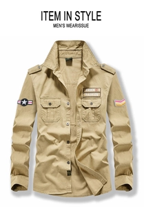 Dettaglio camicia militare khaki con toppe ricamate e tasche con patta sul petto