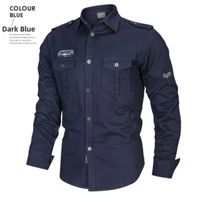 Détail d'une chemise cargo bleu marine avec écussons brodés et épaulettes militaires