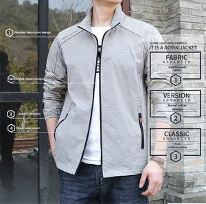 Vue détaillée de la veste de protection solaire grise pour homme avec col montant zippé