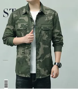 Vue détaillée de chemise camouflage homme à manches longues avec deux poches de poitrine