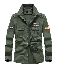 Dettaglio camicia cargo verde militare con distintivi militari e doppie tasche sul petto