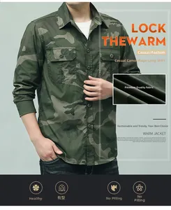 Détail d'une chemise camouflage à manches longues avec deux poches de poitrine boutonnées