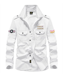Dettaglio camicia cargo militare bianca con spalline e toppe ricamate stile casual