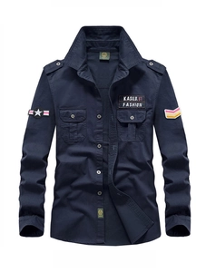 Dettaglio della camicia militare blu scuro con tasche sul petto e toppe ricamate