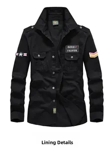 Dettaglio della camicia militare nera con toppe ricamate e tasche sul petto da uomo