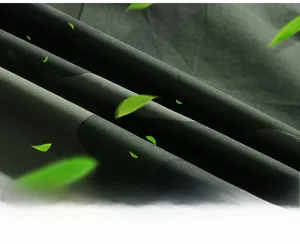 Détail du tissu alvéolé respirant vert pour chemises à manches longues de plein air