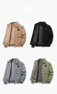 Détails de vestes de baseball en velours côtelé kaki, noir, gris et vert avec badges