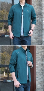 Détails de la veste outdoor bleu canard avec col montant, poches zippées et logo imprimé