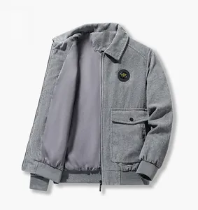 Détail d'une veste en velours côtelé gris avec col à revers et poche poitrine avec écusson