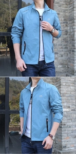 Détail de la veste de protection solaire bleu clair avec logo et poches zippées