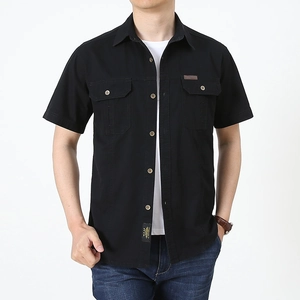 Camicia cargo da uomo in cotone nero a maniche corte con tasche a patta ed etichette