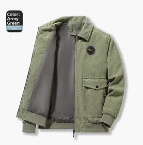 Détail d'une veste en velours côtelé vert armée avec écusson brodé et poche cargo