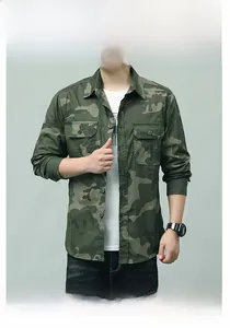 Détail de la chemise camouflage à manches longues pour hommes avec deux poches
