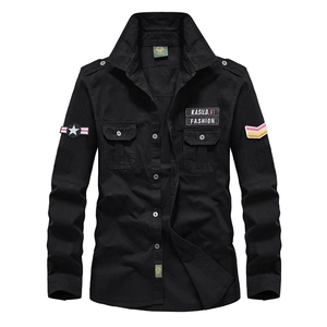 Camicia cargo da uomo nera a maniche lunghe con toppe ricamate e stile militare