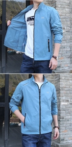 Détail de la veste de protection solaire bleu ciel avec logo blanc et poches zippées