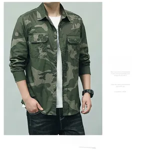 Détail de chemise de camouflage pour hommes avec double poche poitrine et boutonnage avant
