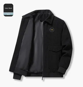 Détail de la veste de baseball noire en velours côtelé avec fermeture et écusson brodé