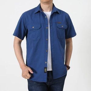 Camicia cargo uomo a maniche corte in cotone blu scuro con due tasche a patta frontali