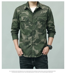 Détail d'une chemise de plein air camouflage vert armée avec deux poches à rabat poitrine