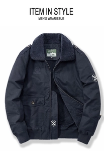 Détail de la veste d'hiver bleu marine avec col en polaire et écussons brodés vintage
