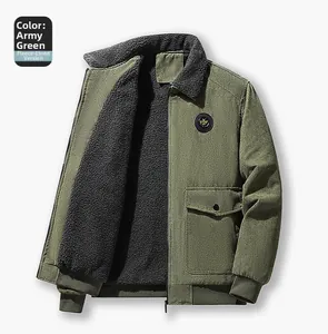 Détail d'une veste en velours côtelé vert armée avec doublure polaire et badge TOP