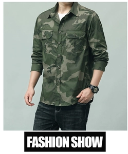Détail d'une chemise de camouflage vert armée avec poches à rabat et col à boutons