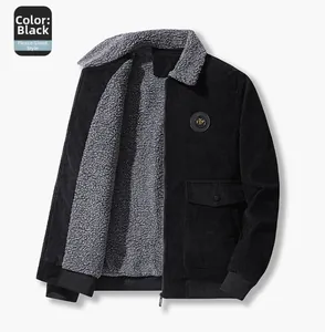 Détail de la veste en velours noir avec doublure peluche et patch logo sur la poche