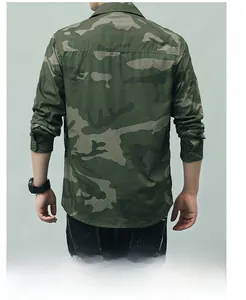 Vue arrière d'une chemise camouflage d'extérieur pour hommes à manches longues et pli d'aisance
