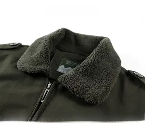 Détail de la veste bomber olive avec col en fourrure synthétique et zip métallique
