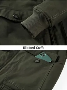 Détails des poignets côtelés et de la grande poche boutonnée d'une veste verte homme