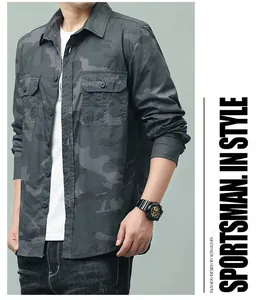Détail de chemise à manches longues camouflage foncé avec poches poitrine et col boutonné