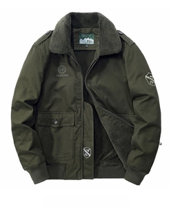 Détail de veste polaire pour hommes vert armée avec col en fourrure et broderie militaire