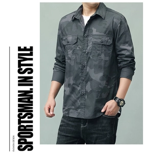 Détail d'une chemise camouflage homme à manches longues avec deux poches de poitrine