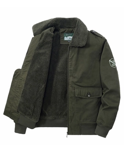Détail de veste bomber vert armée avec doublure en peau de mouton et poignets côtelés