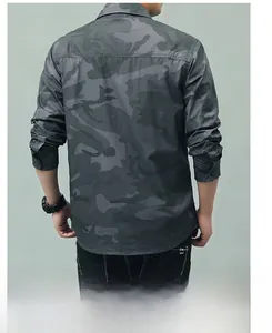 Vue arrière d'une chemise camouflage à manches longues pour hommes à séchage rapide