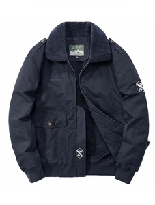 Détail d'une veste d'hiver bleu marine avec un col en polaire grise chaude et poche cargo