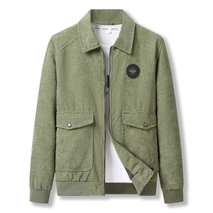 Veste en velours côtelé vert pour homme avec col à revers et écusson sur fond blanc