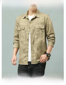 Détail d'une chemise camouflage kaki à manches longues avec deux poches poitrine homme