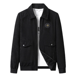 Veste en velours côtelé noir pour homme avec col revers et badge sur fond blanc